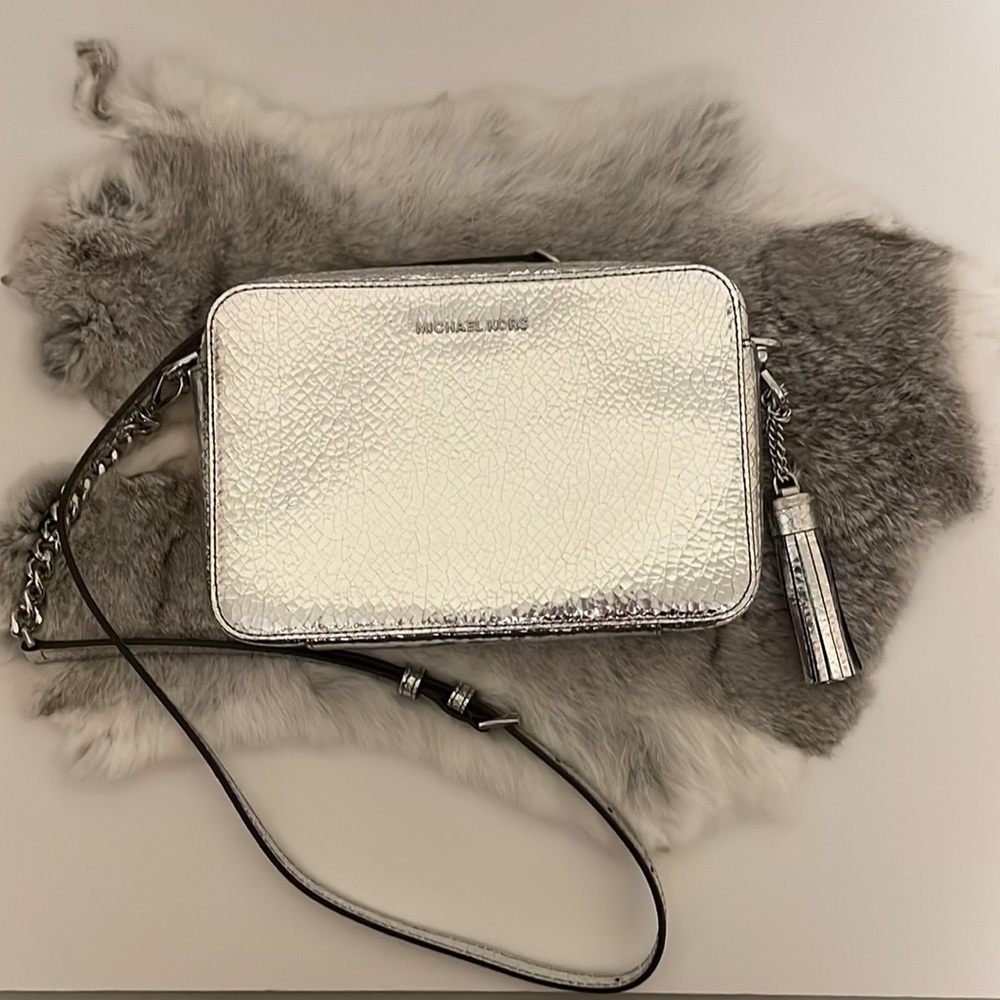Beautiful Michael Kors Leather Ginny Camera Crossbody bag Metallic Silver